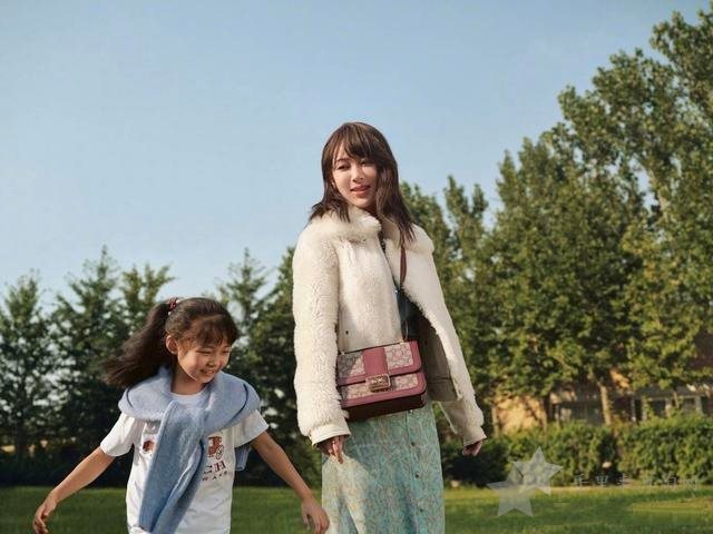 COACH蔻驰官网 - 女士产品系列代言人杨紫_展现青春魅力