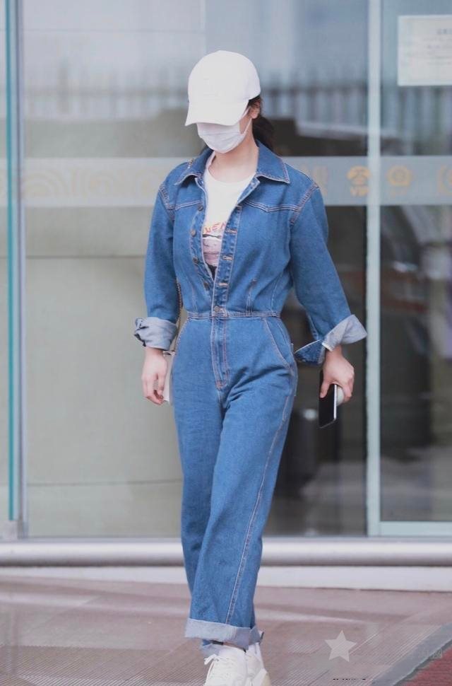 COACH蔻驰官网 - 女士产品系列代言人杨紫_展现青春魅力3