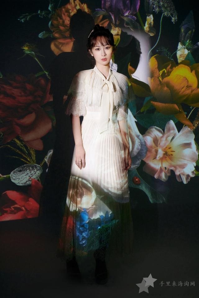 COACH蔻驰官网 - 女士产品系列代言人杨紫_展现青春魅力10