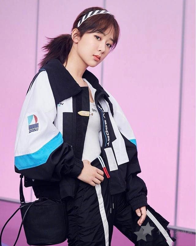 COACH蔻驰官网 - 女士产品系列代言人杨紫_展现青春魅力11
